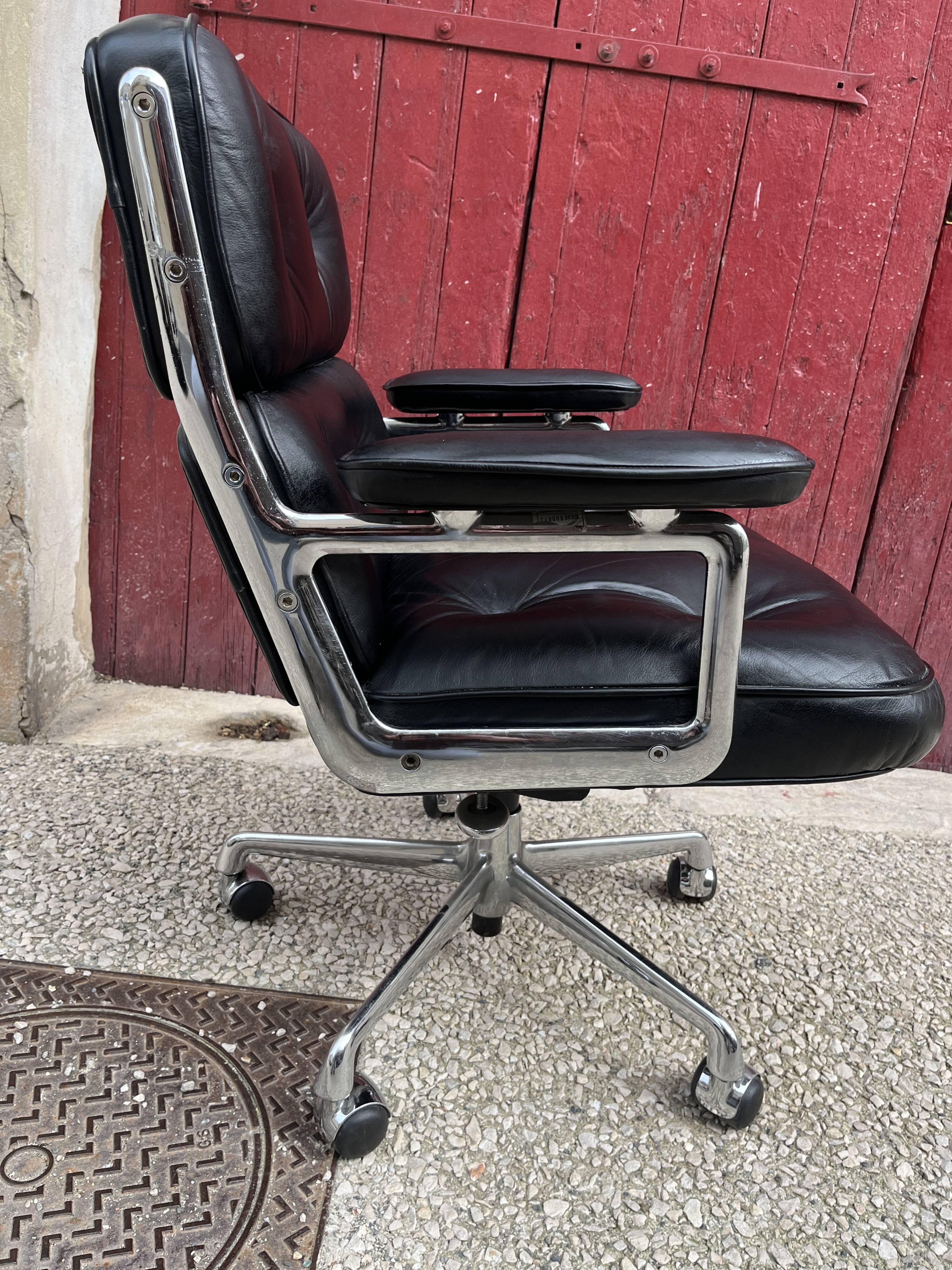 Charles Eames Vitra ES104 leather office chair