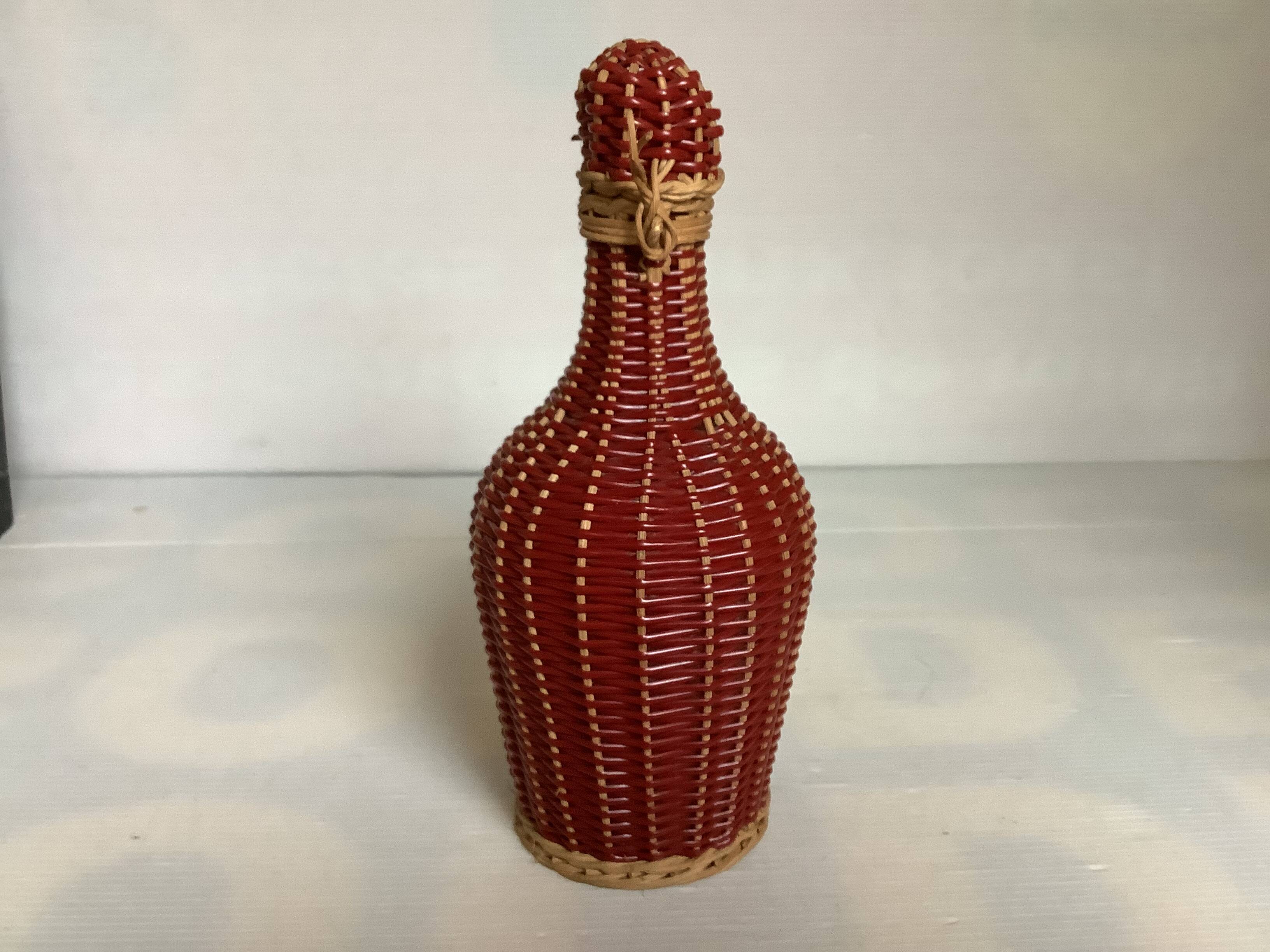 Petite bouteille décorative osier rouge bordeaux