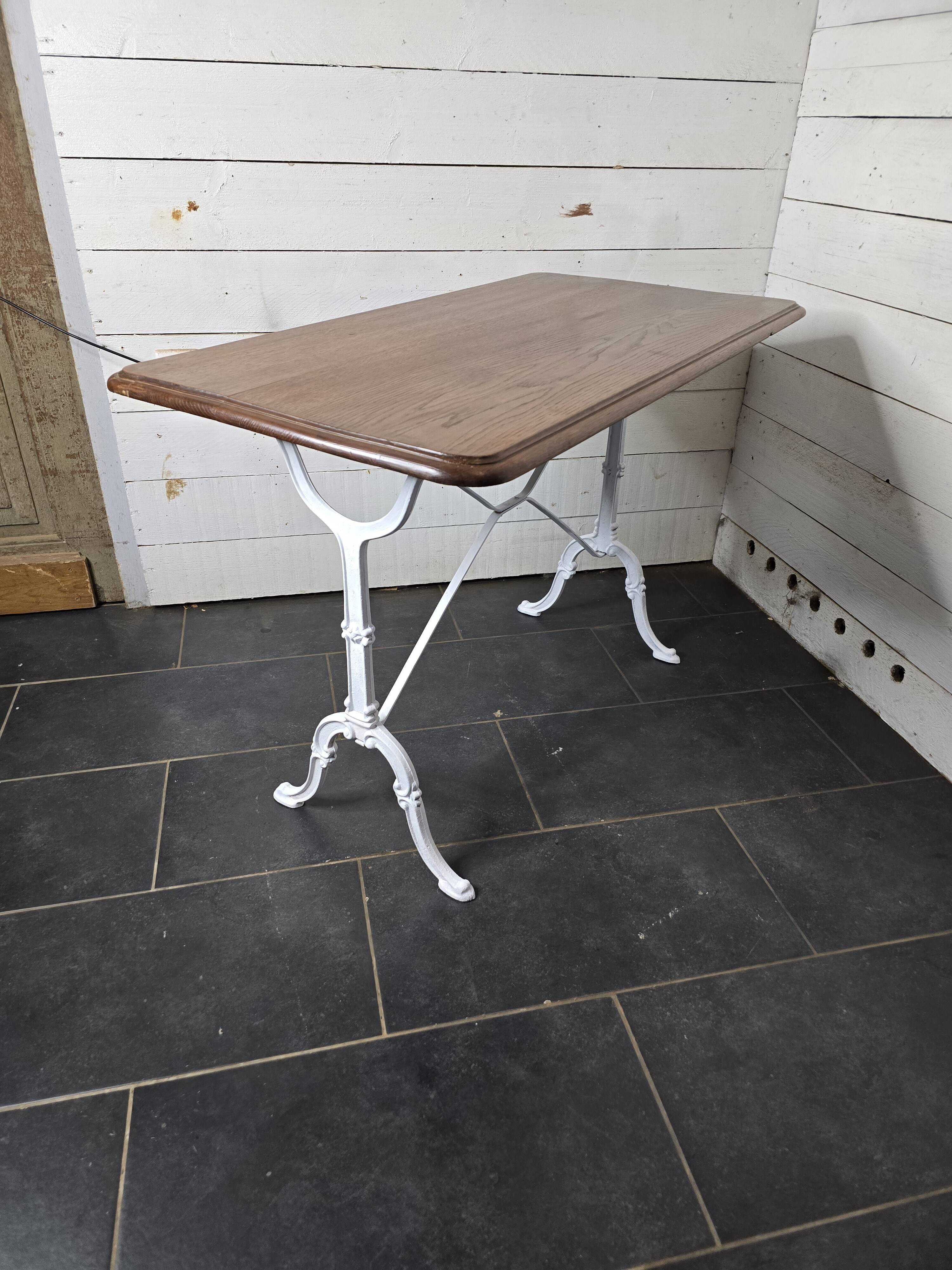 Table de bistrot en chêne massif, pieds en fonte.