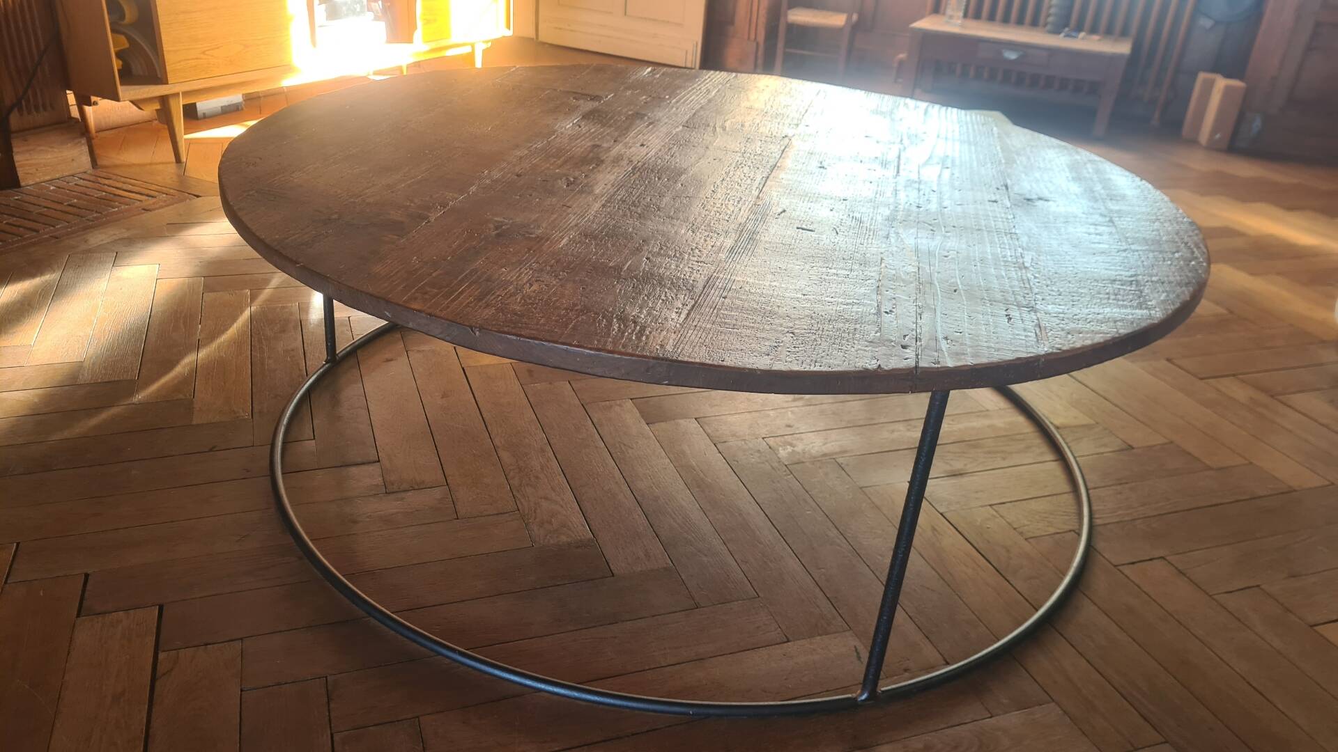 Large round coffee table in wood and wrought iron.