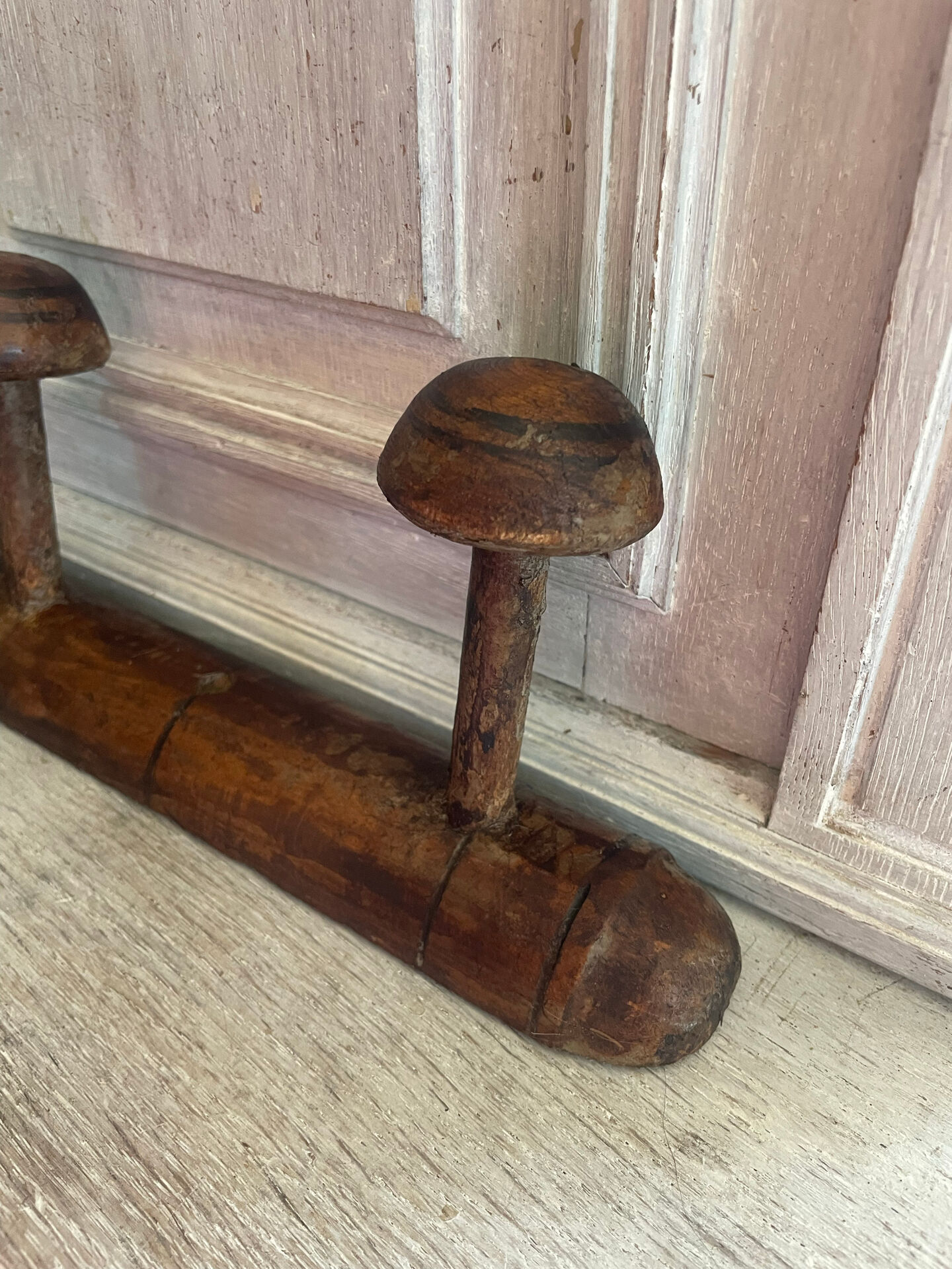 Wall-mounted wooden coat rack with 6 hooks