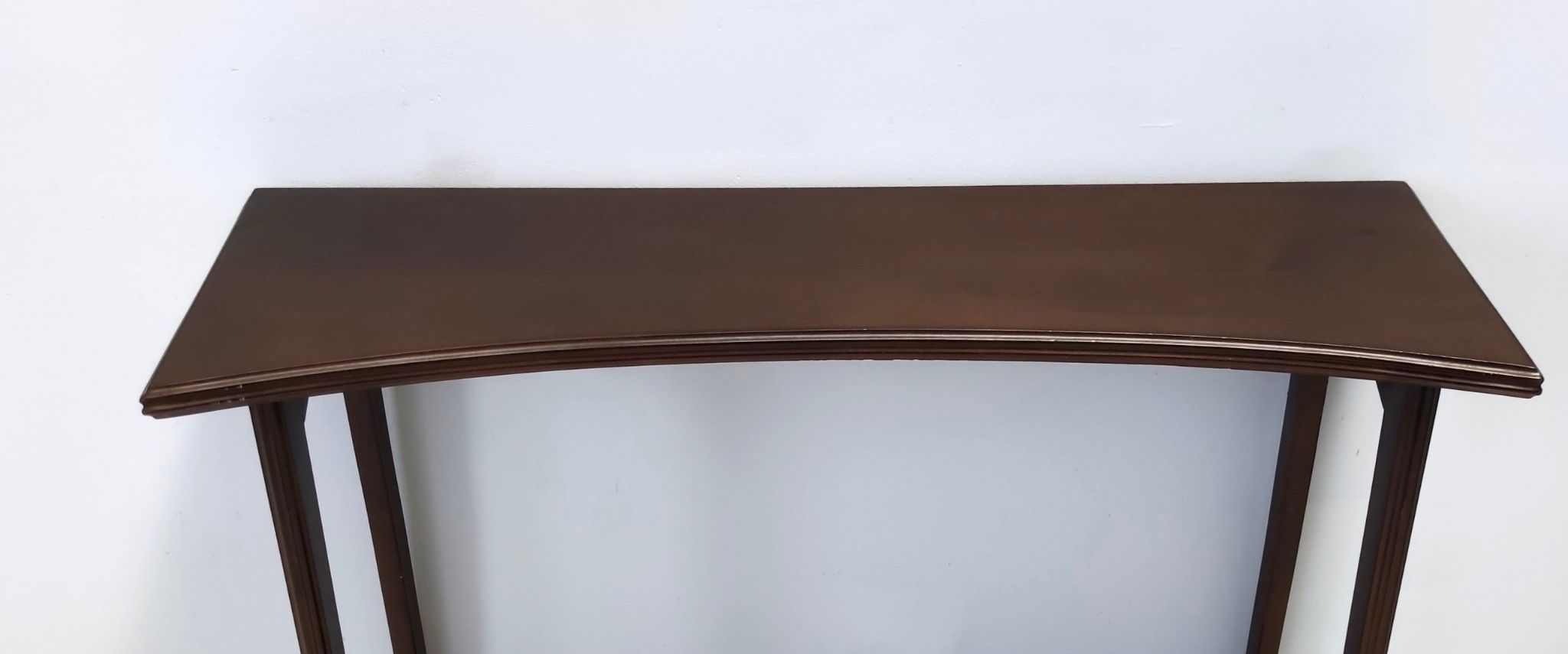 Table console en hêtre ébénisé postmoderne avec une étagère inférieure, Italie