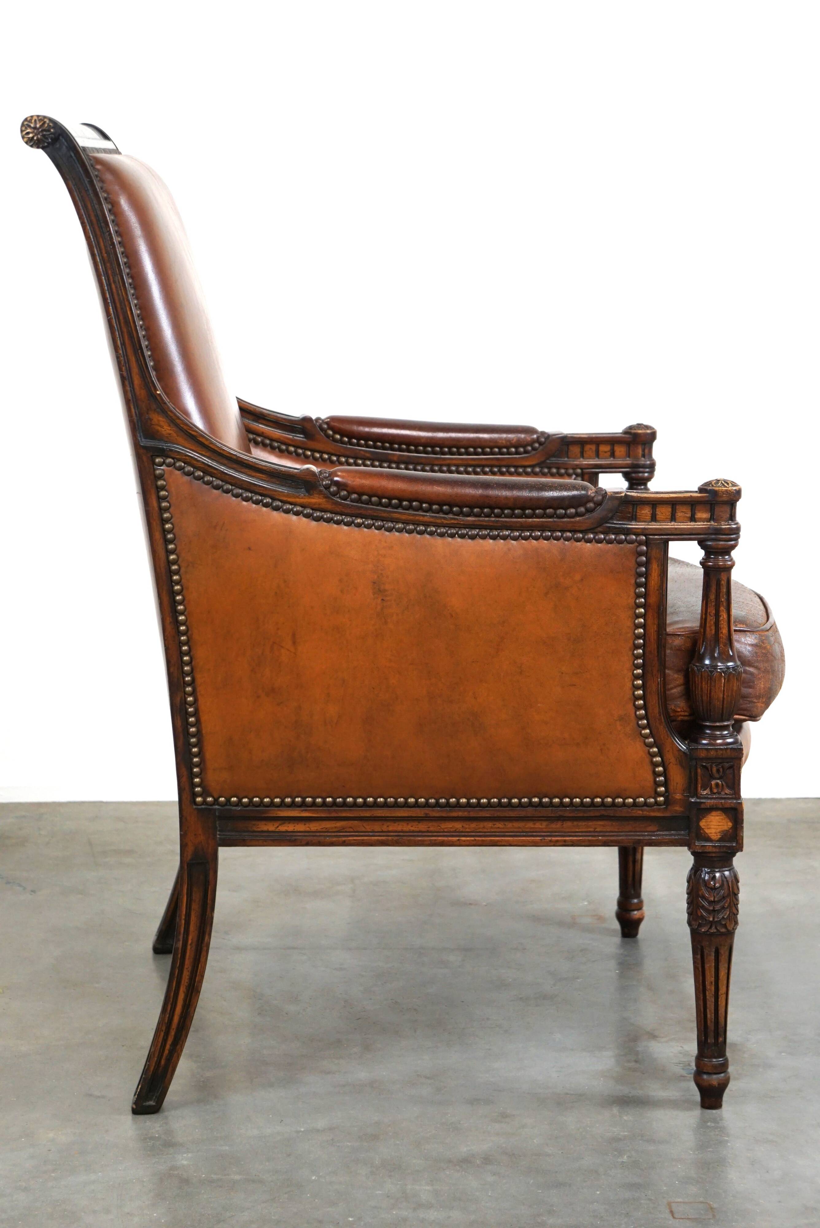 Fauteuil classique en peau de mouton avec sculptures en bois