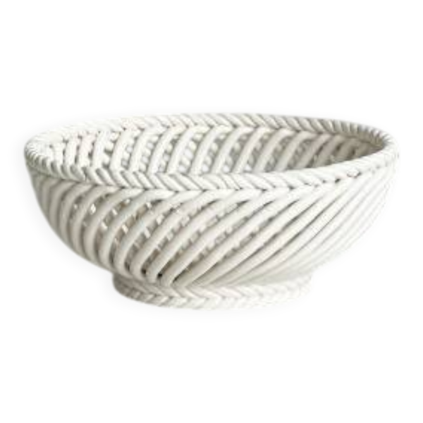 Corbeille ancienne en porcelaine blanche torsadée