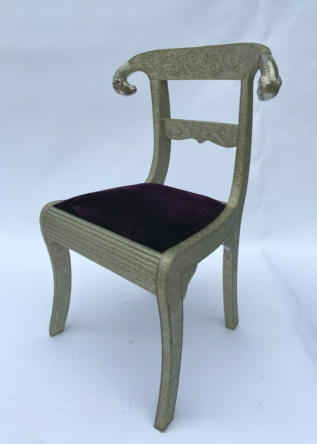 Chaise 1980 tete de belier metal velours violet vintage