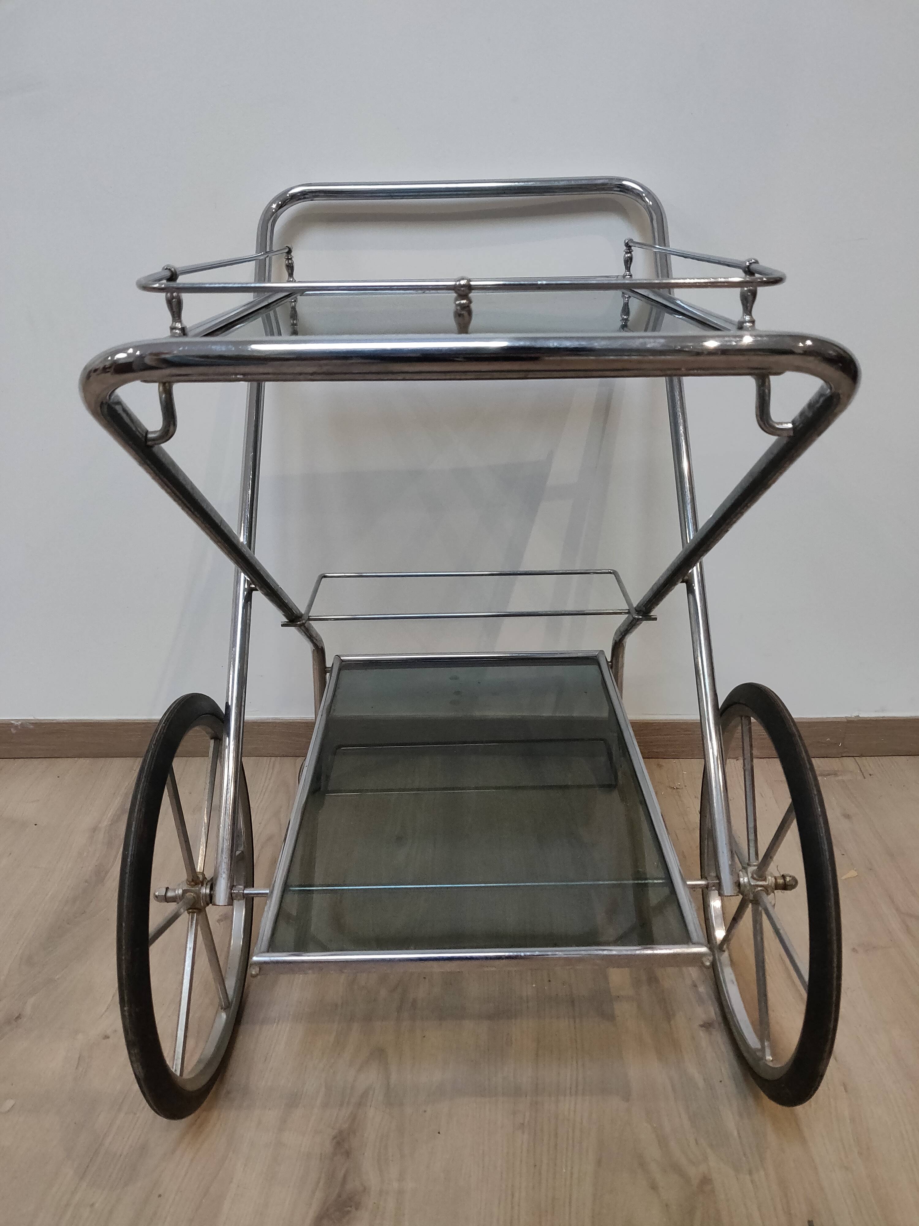 Desserte roulante en métal chromé et verre fumé années 70
