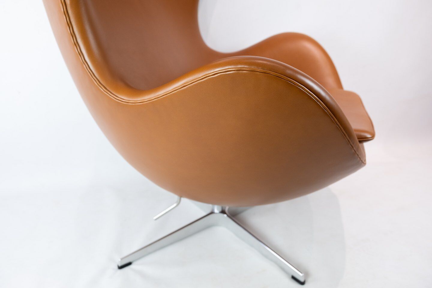 Egg armchair model 3316 designed by Arne Jacobsen for Fritz Hansen 1958