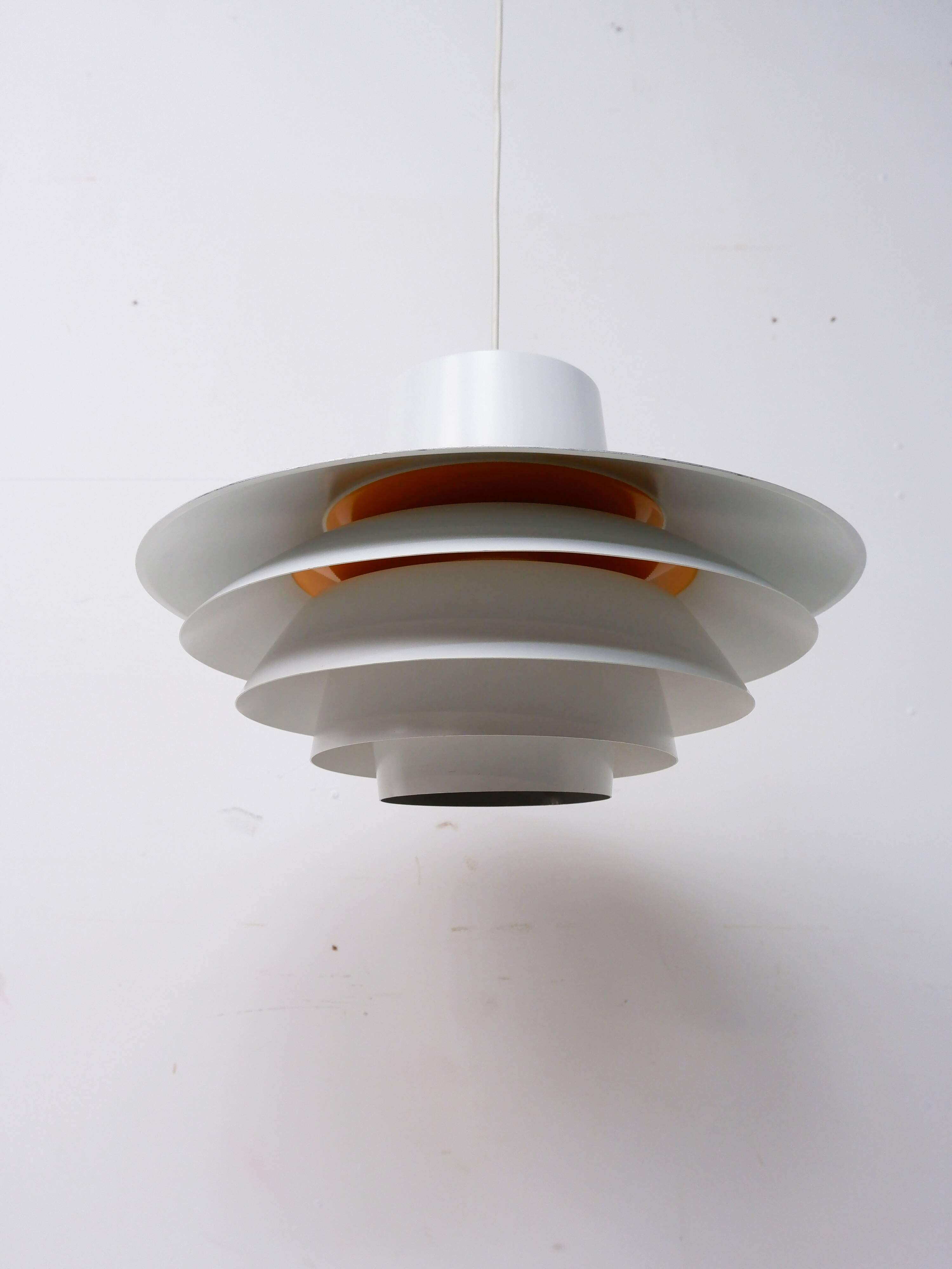 Verona hanging lamp white by Sven Middelboe