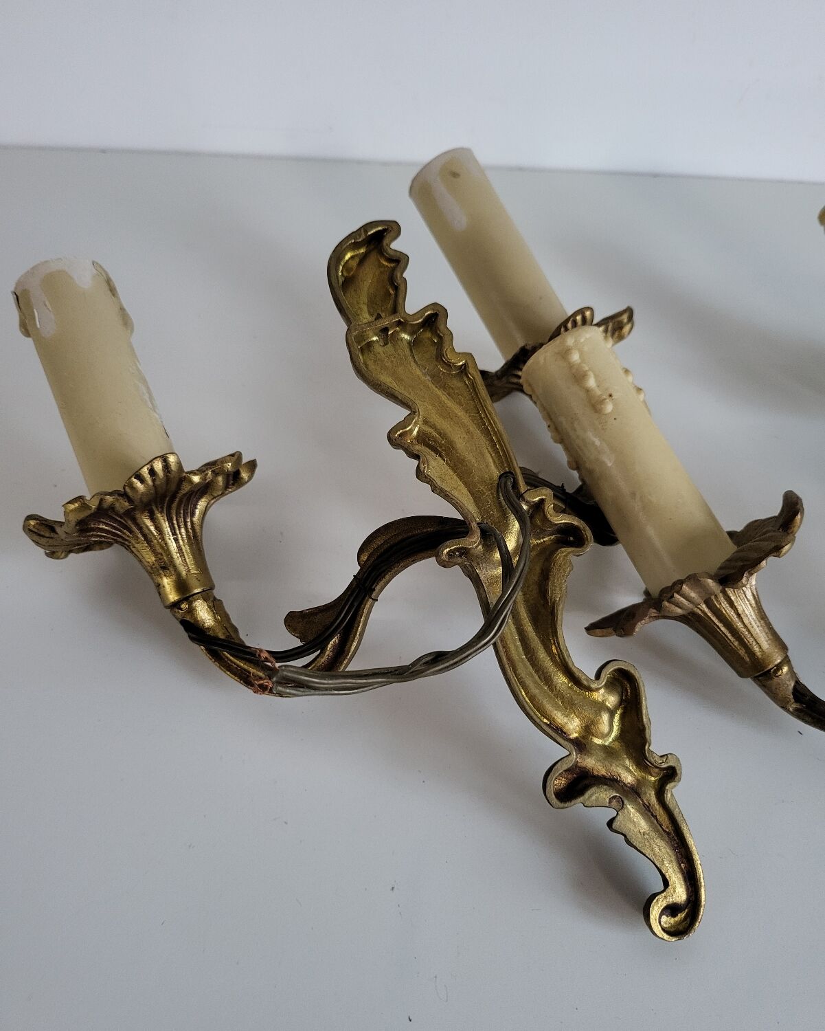 Ancienne paire d'appliques en métal doré style Louis XV - 2 lumières