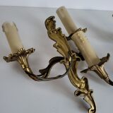 Ancienne paire d'appliques en métal doré style Louis XV - 2 lumières