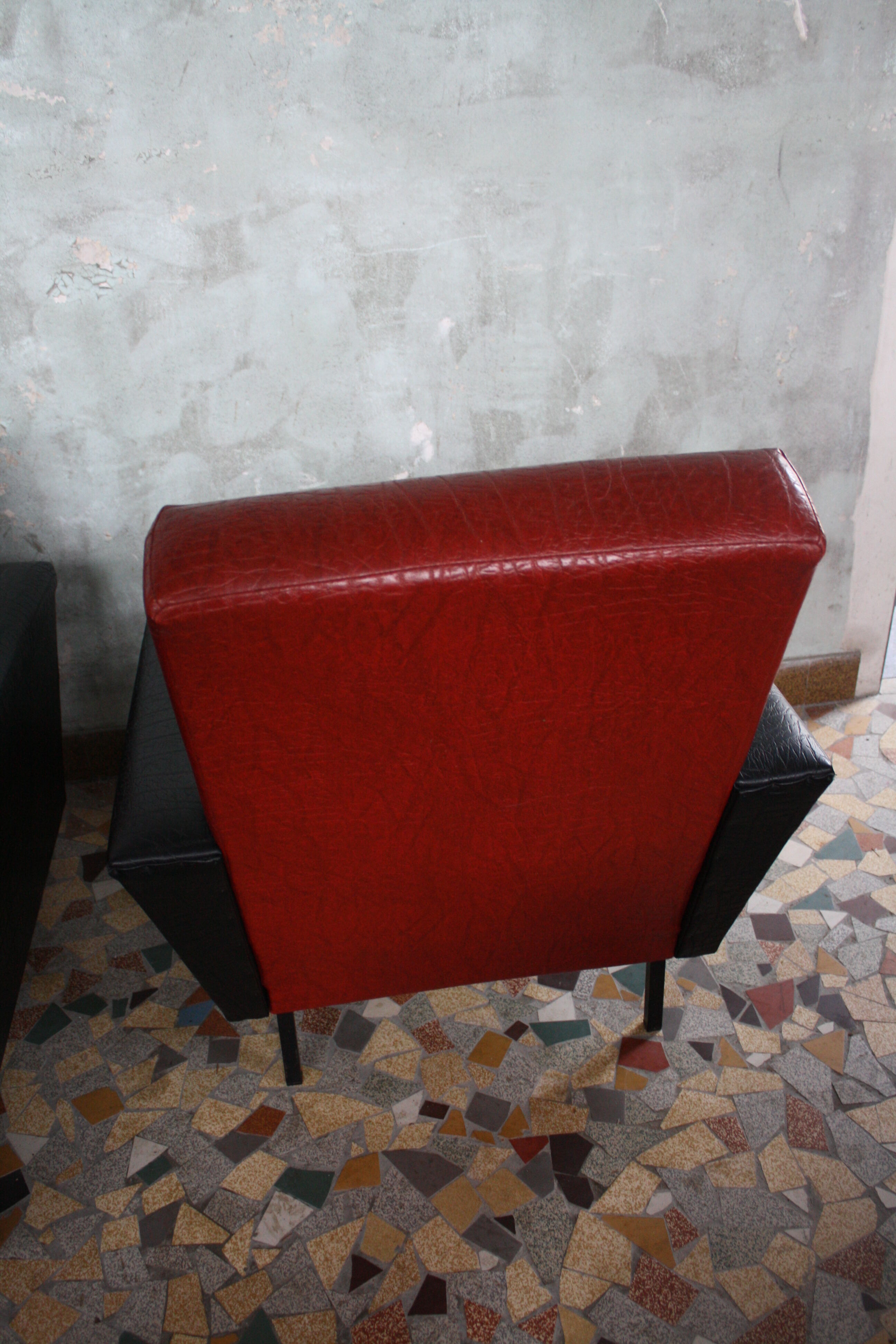 3-seater sofa and 2 rockabilly chairs in red and black skai