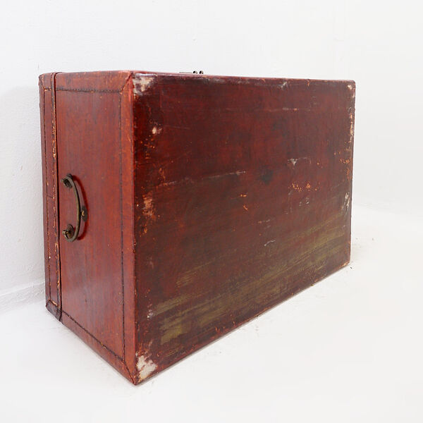 Malle/Coffre en cuir laqué rouge chinois du début du XXe siècle