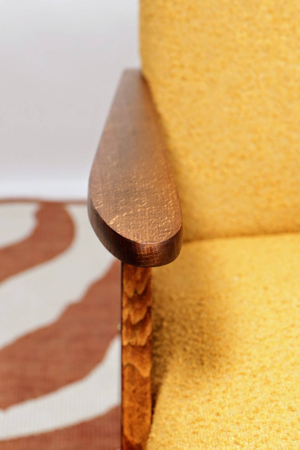 Fauteuil Mid-Century en bois de couleur jaune avec boucle au design scandinave