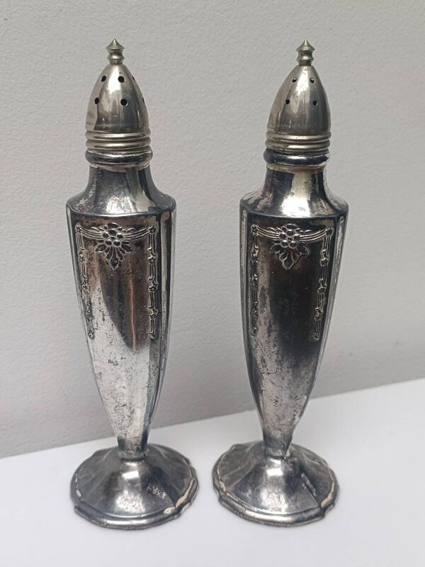 Salière et poivrier en métal argenté