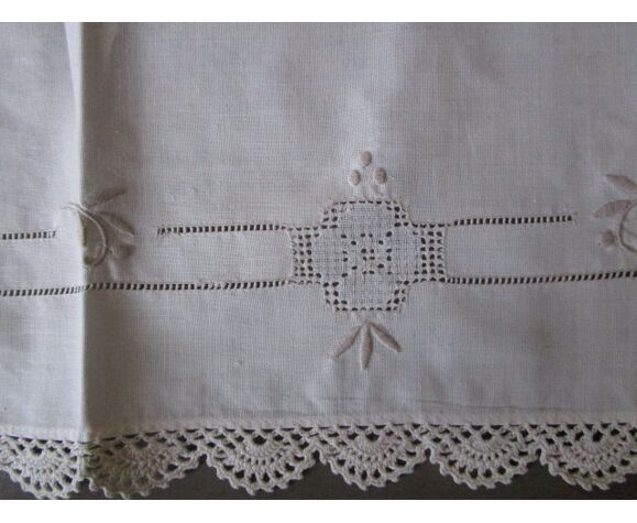 Old embroidered placemat/centerpiece