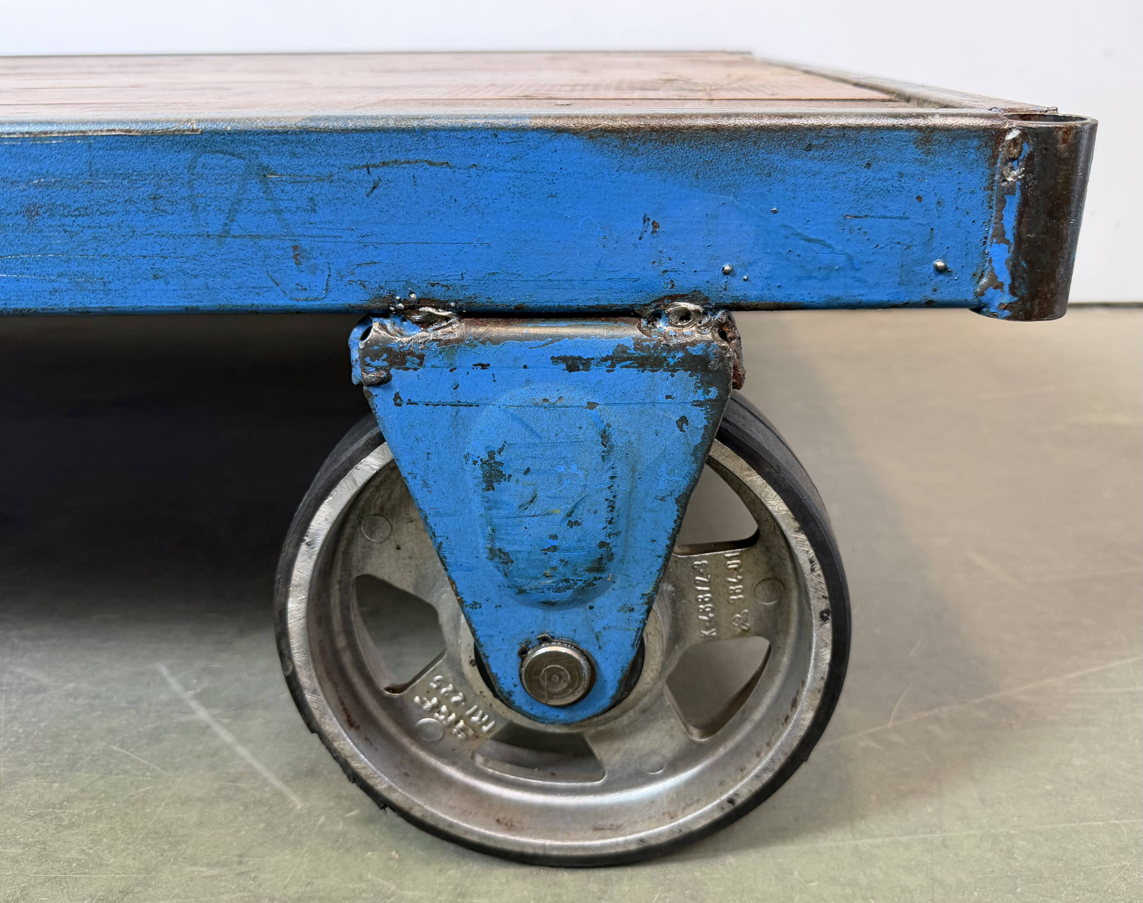 Table basse industrielle bleue, années 1960