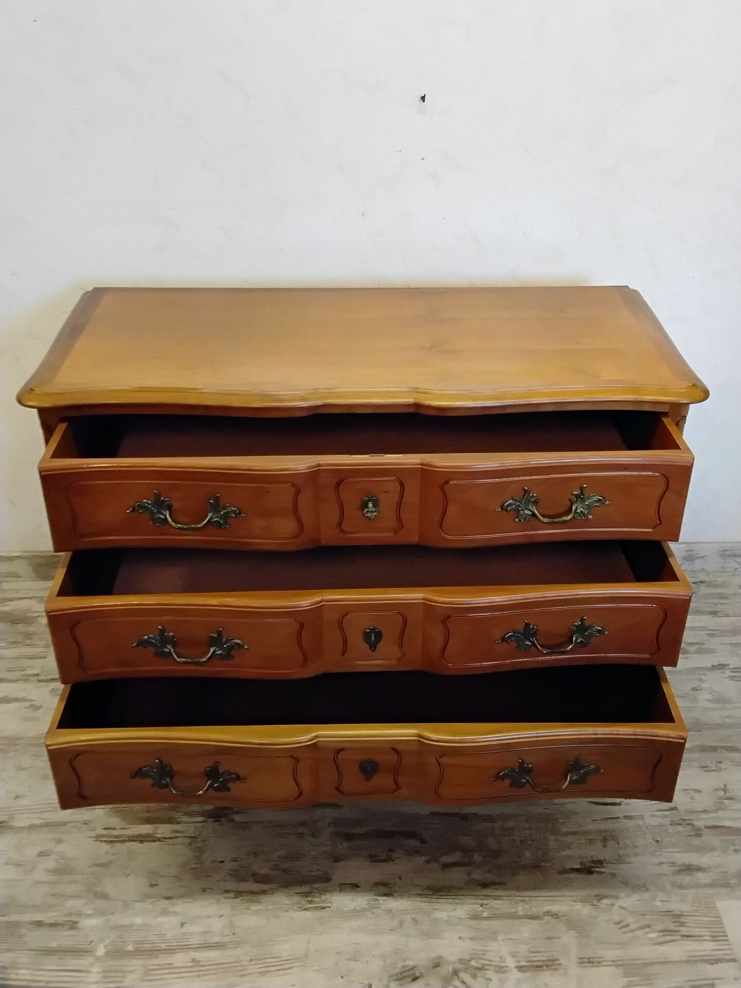 Commode de style Louis XV en bois 