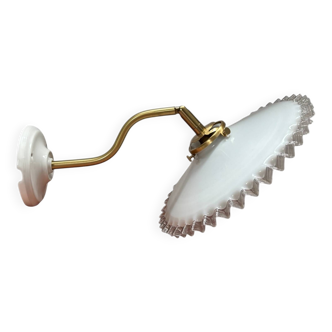 Applique en opaline blanche inclinable