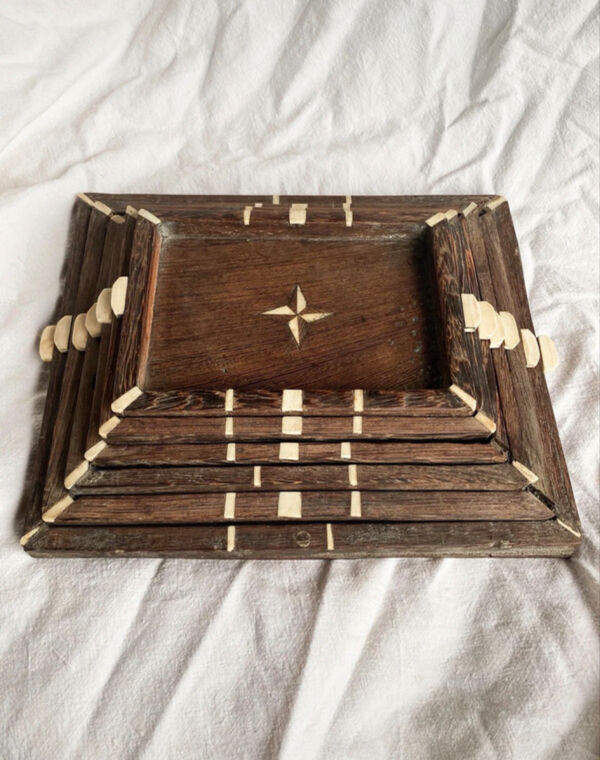 6 plateaux gigognes anciens en palissandre, Inde XIXe British Raj