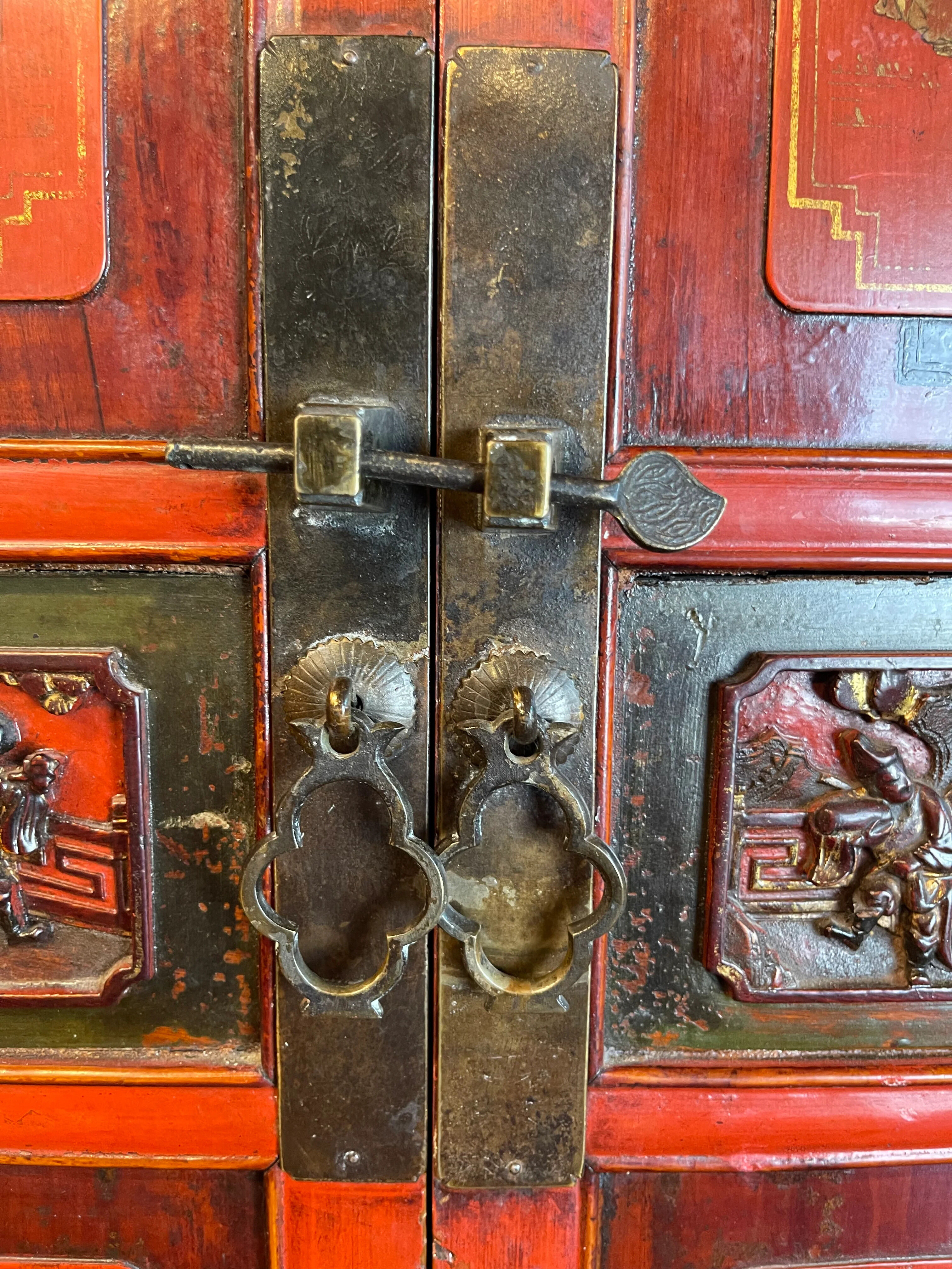 Armoire chinoise présentant des scènes de vie polychromes