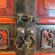 Armoire chinoise présentant des scènes de vie polychromes