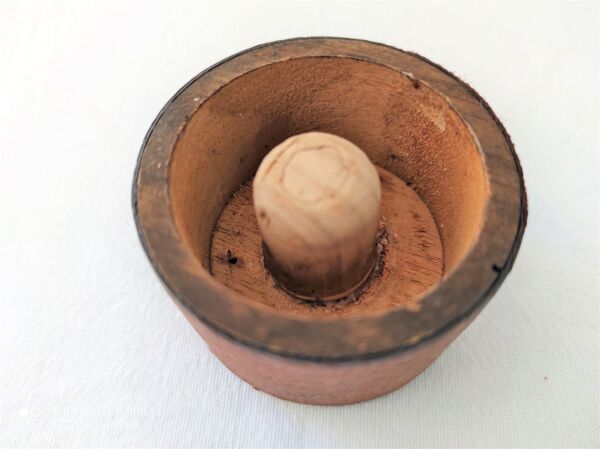 Paire de carafes identiques avec bague cuir et bouchon cuir vintage