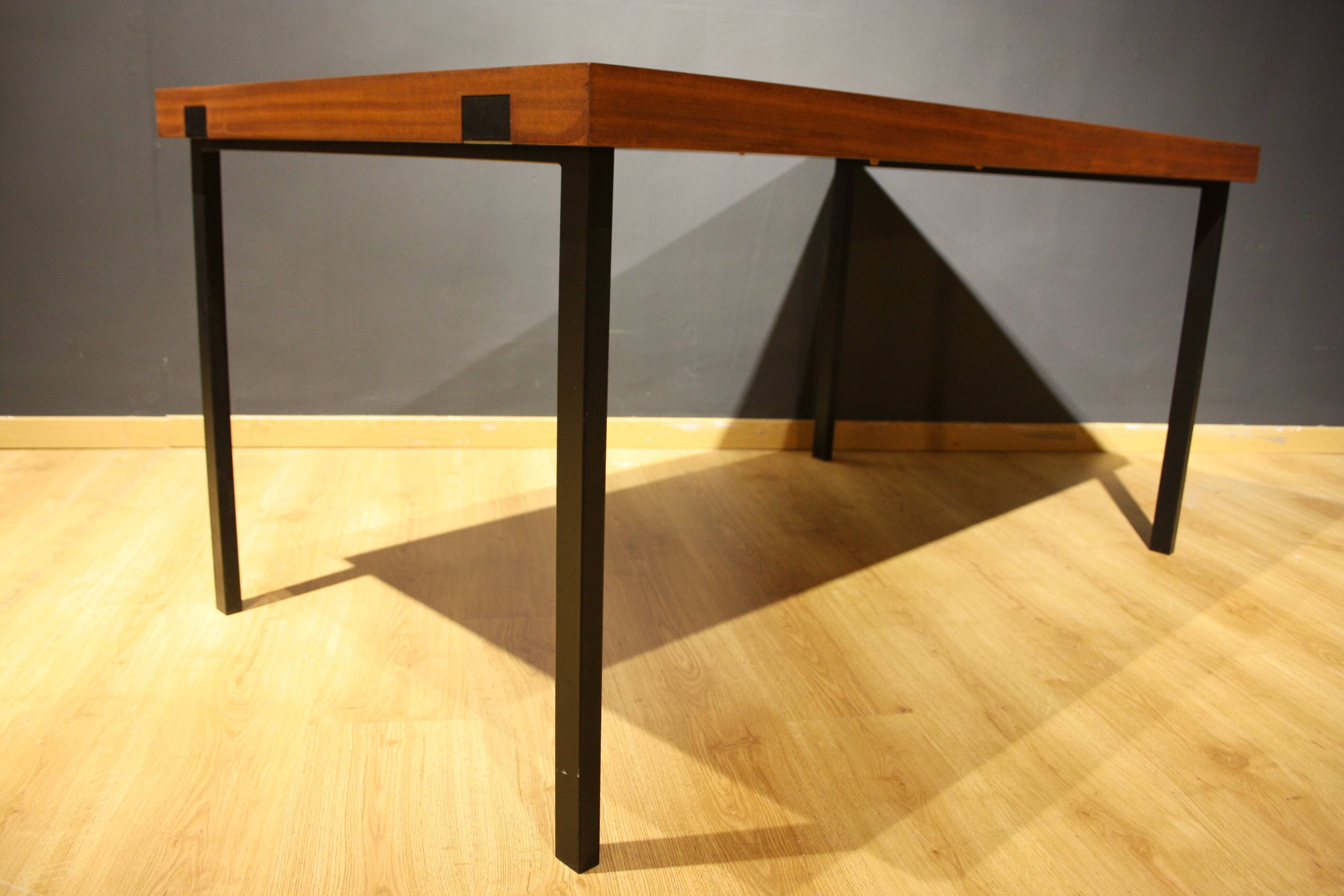 Extending table by Pierre Guariche for Huchers-Minvielle