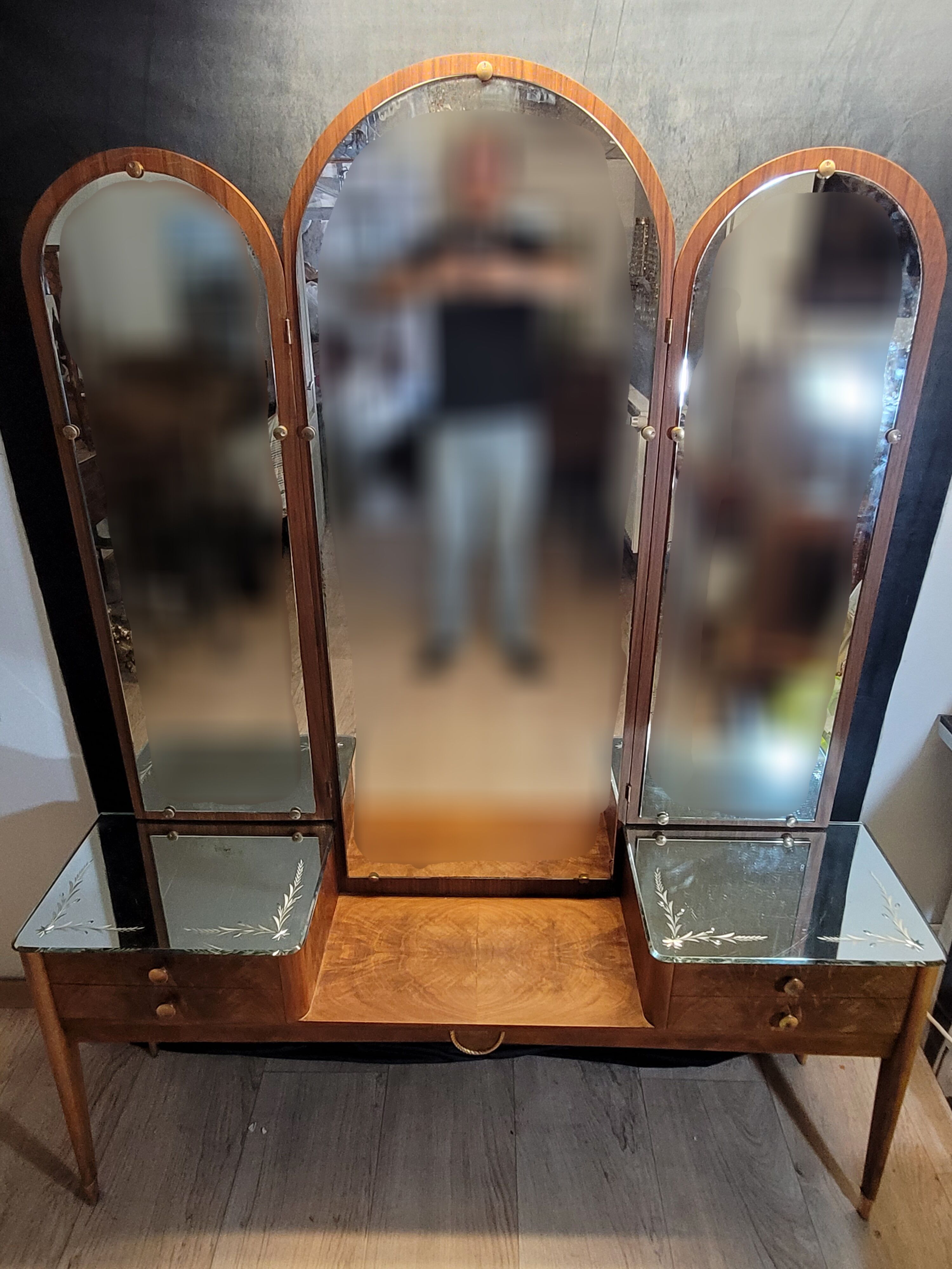 Venetian hairdresser with triptych mirror