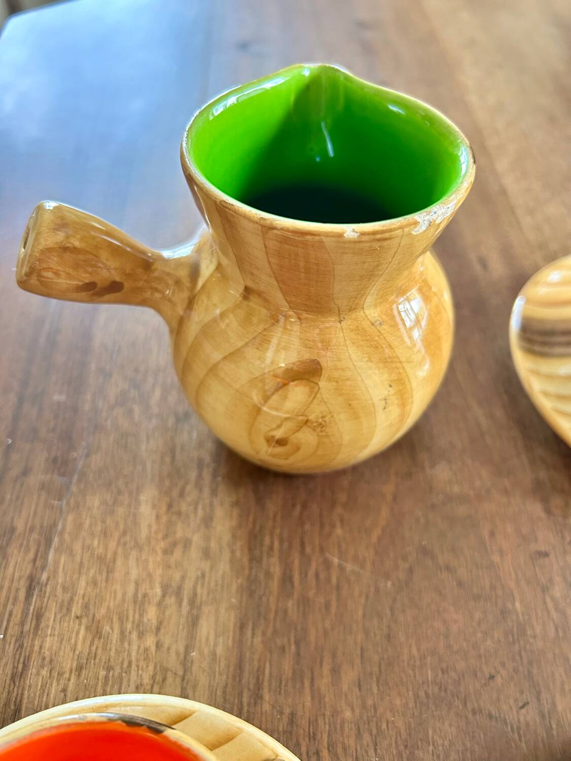 Vallauris coffee set – wood effect & colorful interiors