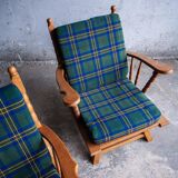 Canapé 3 places en chêne style années 50, avec tissu à carreaux vert-bleu et accoudoirs à fuseaux tournés.