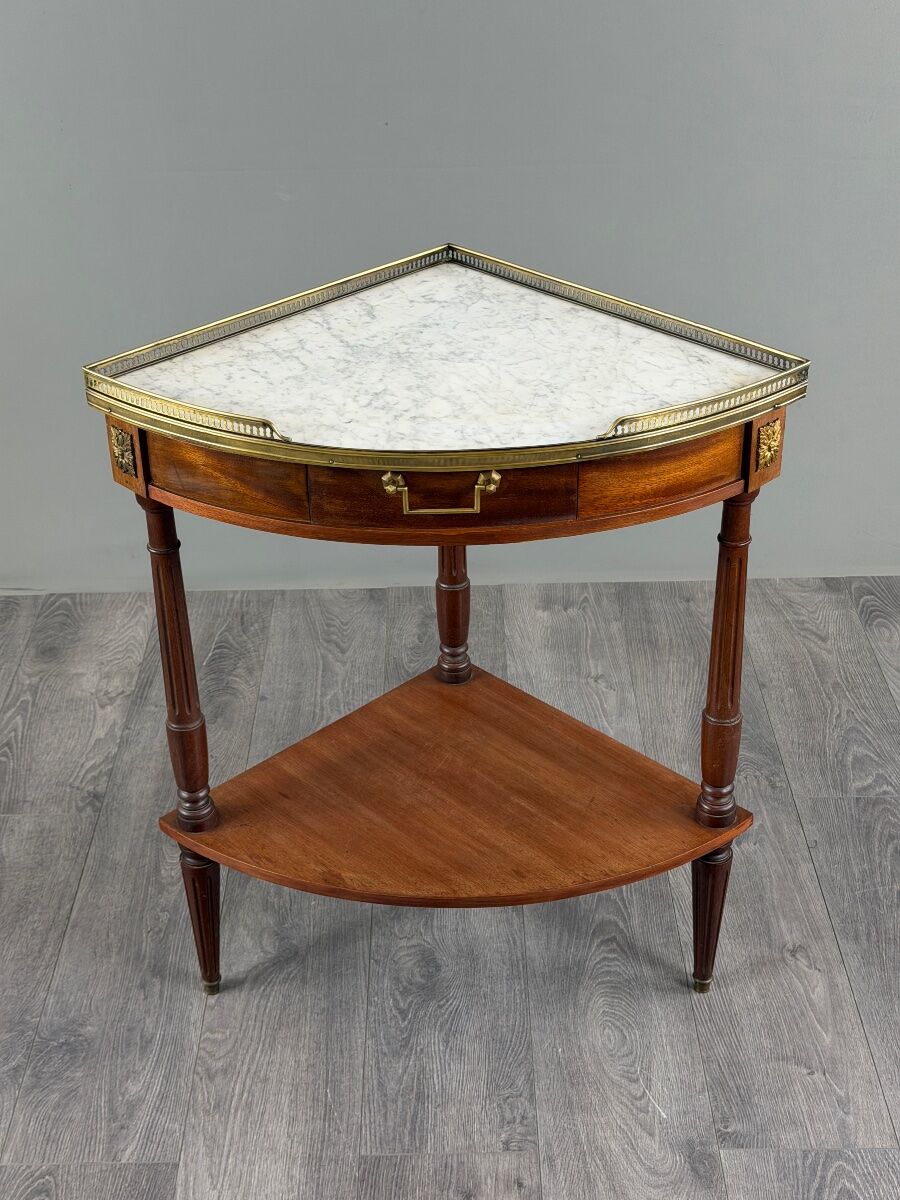 Table d’appoint d’angle de style Louis XVI, XIXe siècle