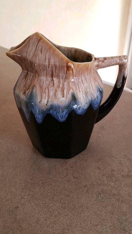 Broc ancien en céramique émaillée