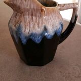 Broc ancien en céramique émaillée