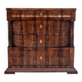 Commode ancienne, Europe du Nord, vers 1870. Après restauration.