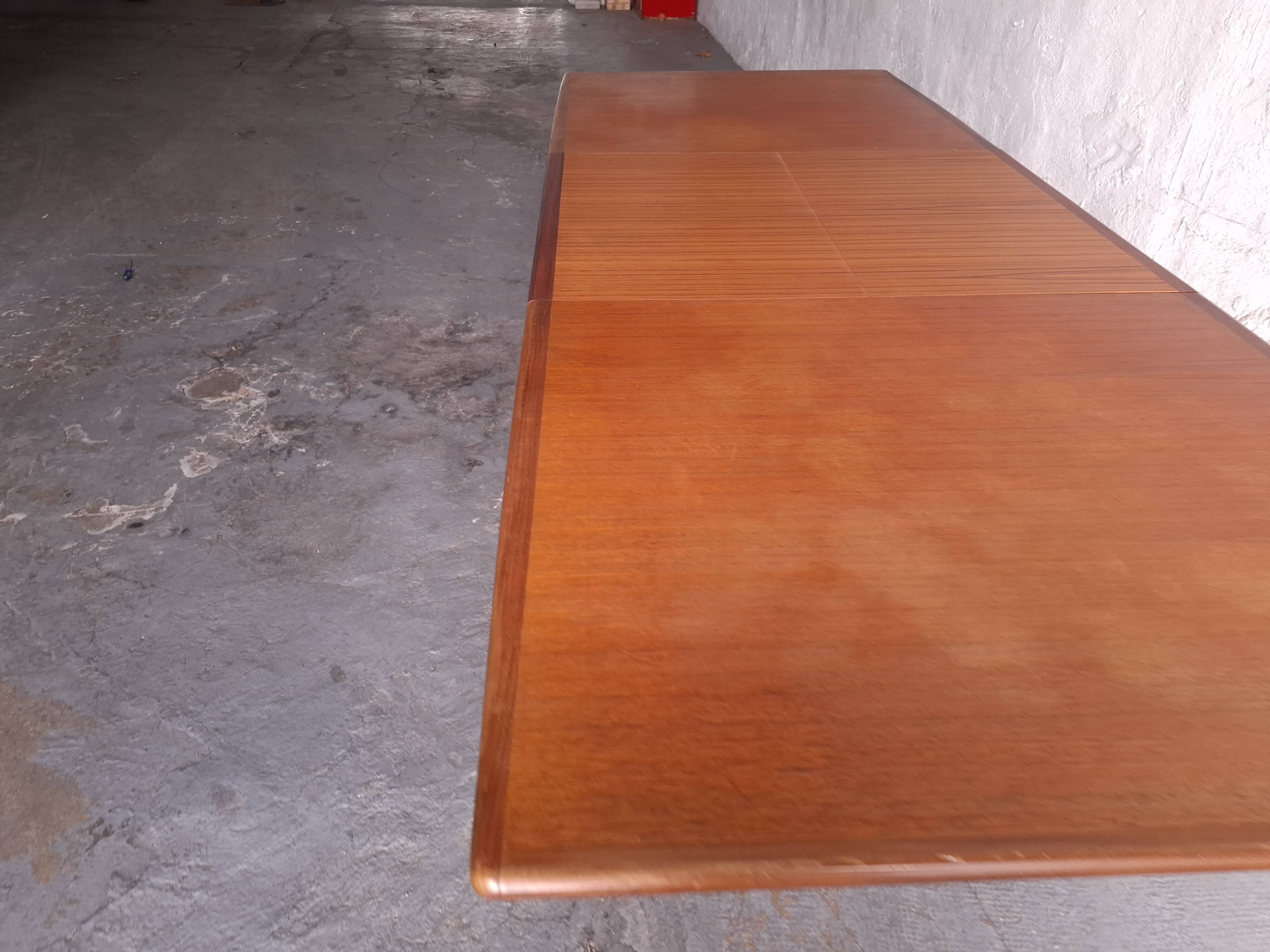 Scandinavian type table with integrated extension