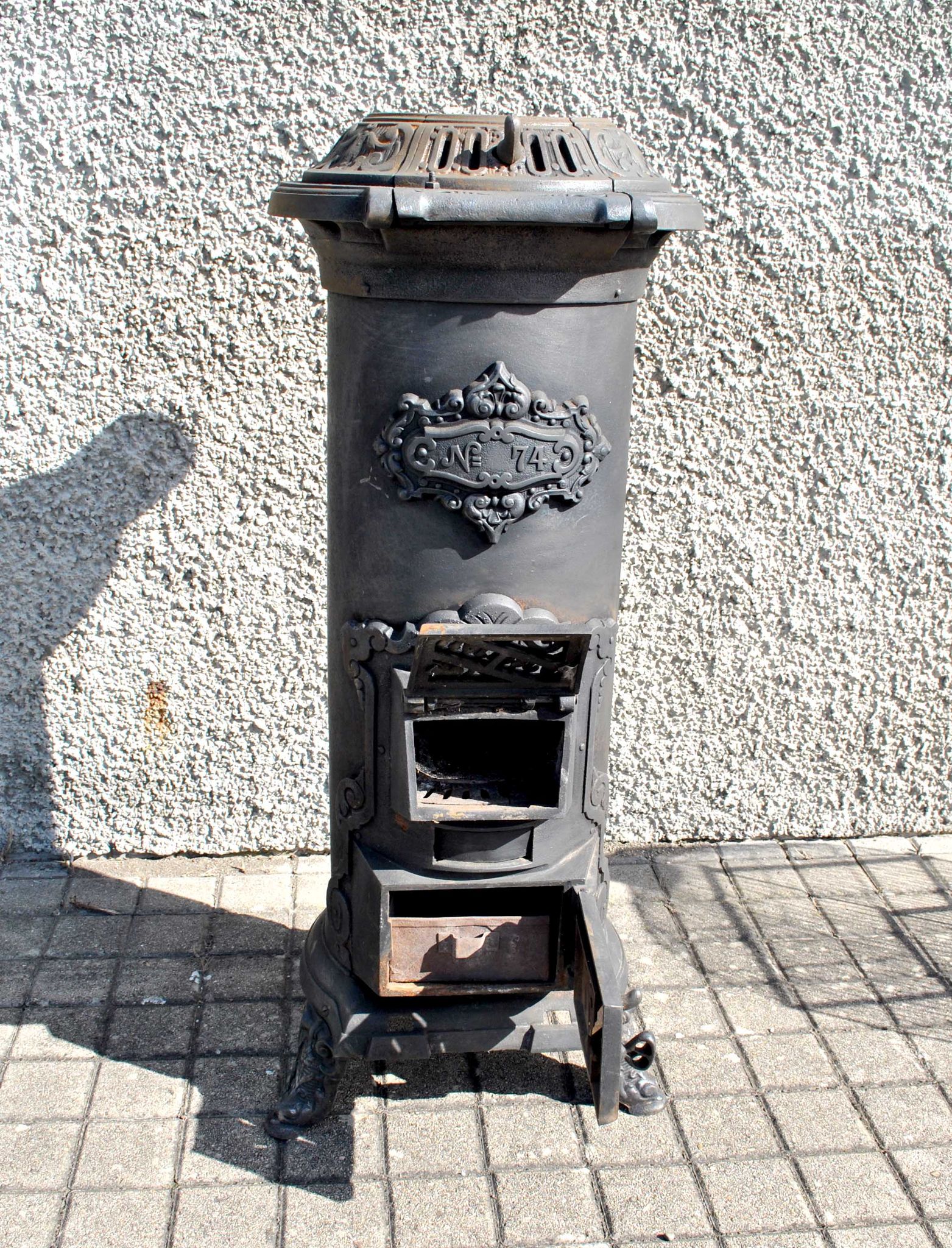 Antique decorative stove in black cast iron Germare charcoal