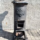 Poêle décoratif ancien en fonte noir Germare charbon bois
