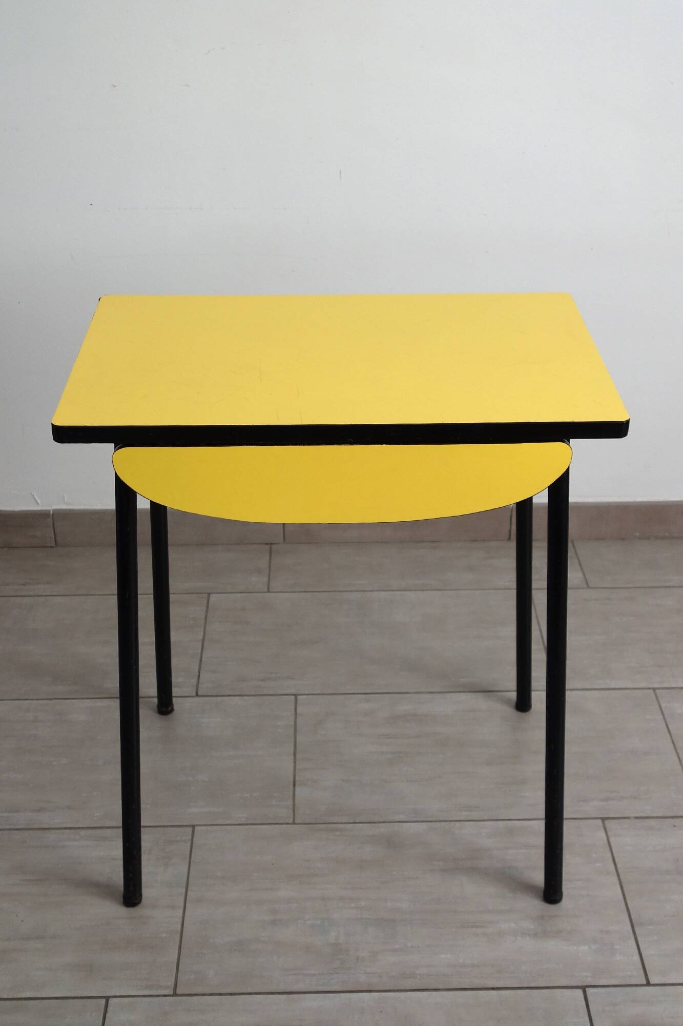 Petite table en formica jaune vintage