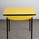 Petite table en formica jaune vintage