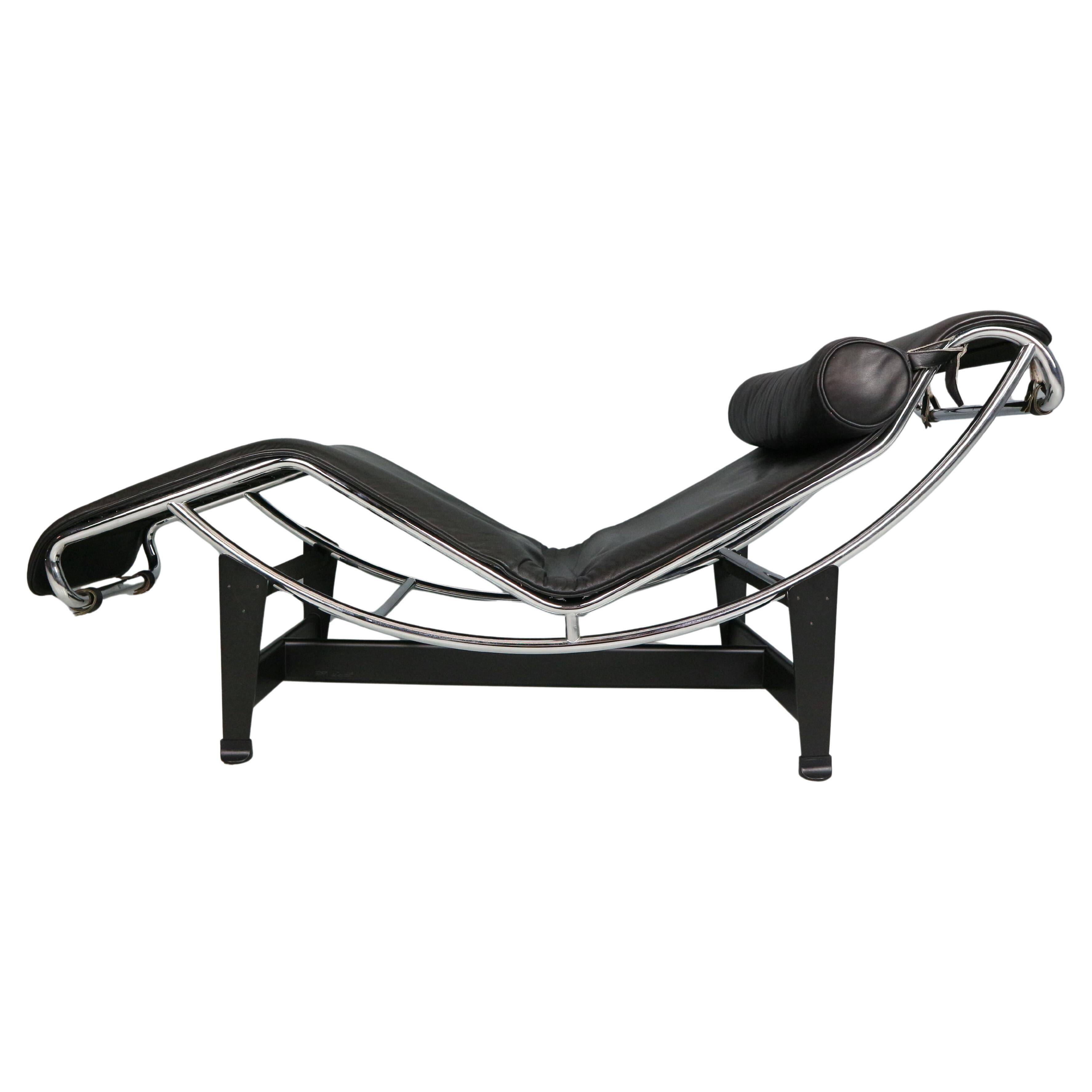 Chaise longue LC4 en cuir noir par Le Corbusier pour Cassina, années 1980