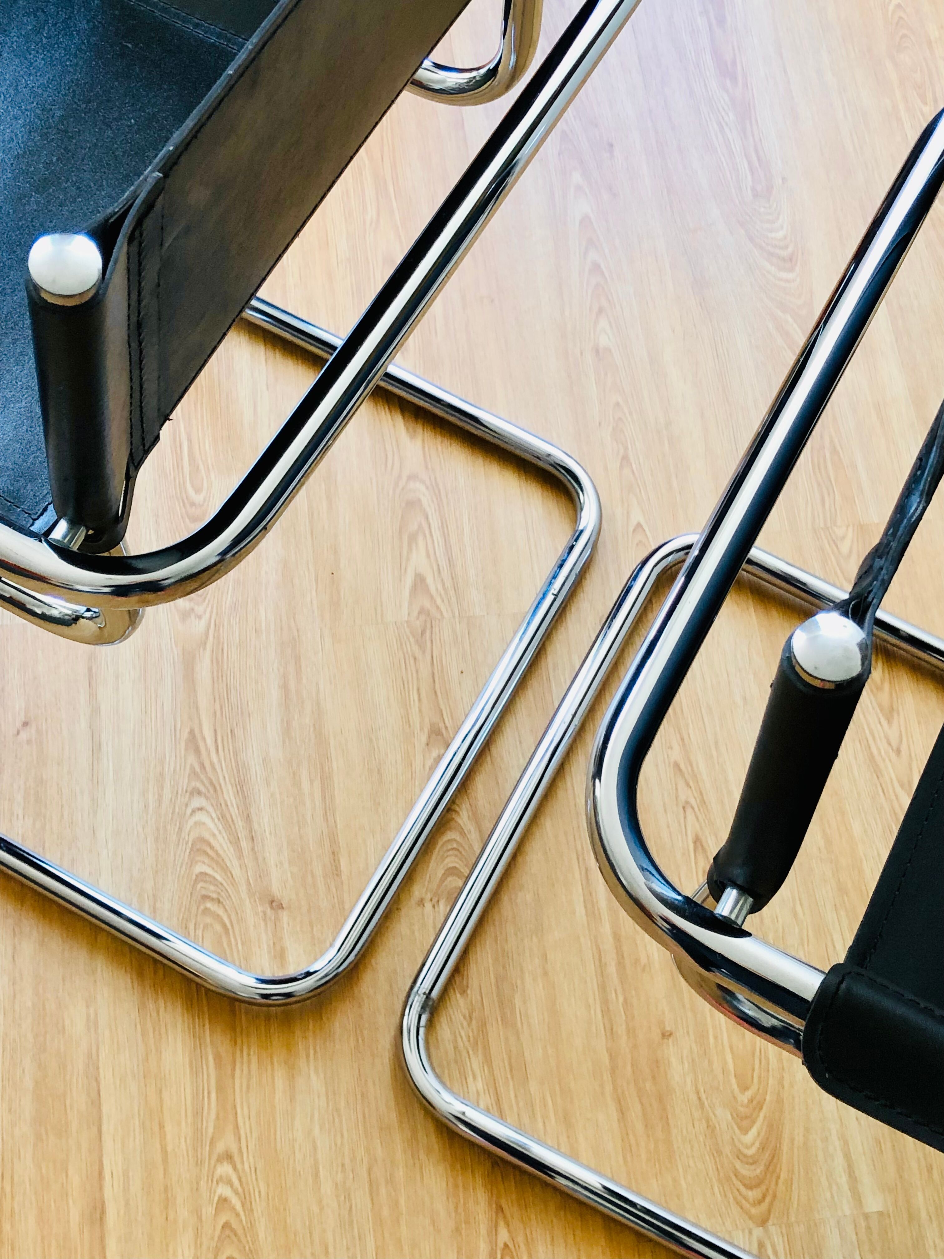 Pair of tubular armchairs in metal and leather Style Marcel Breuer
