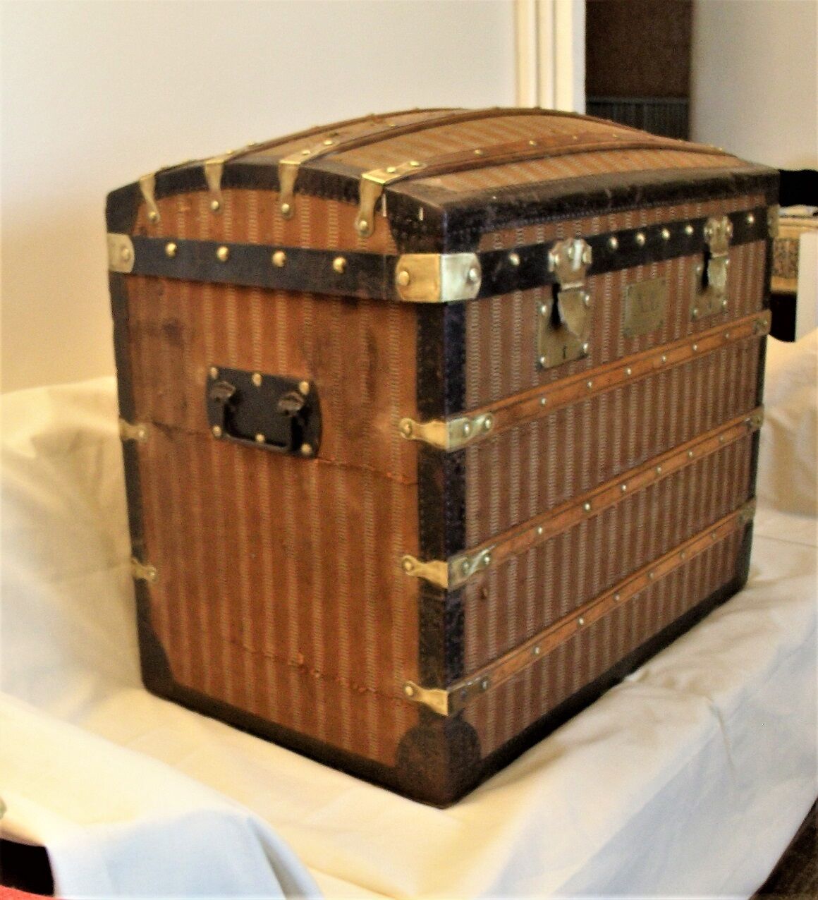 Curved trunk chest storage wood and canvas to scratches