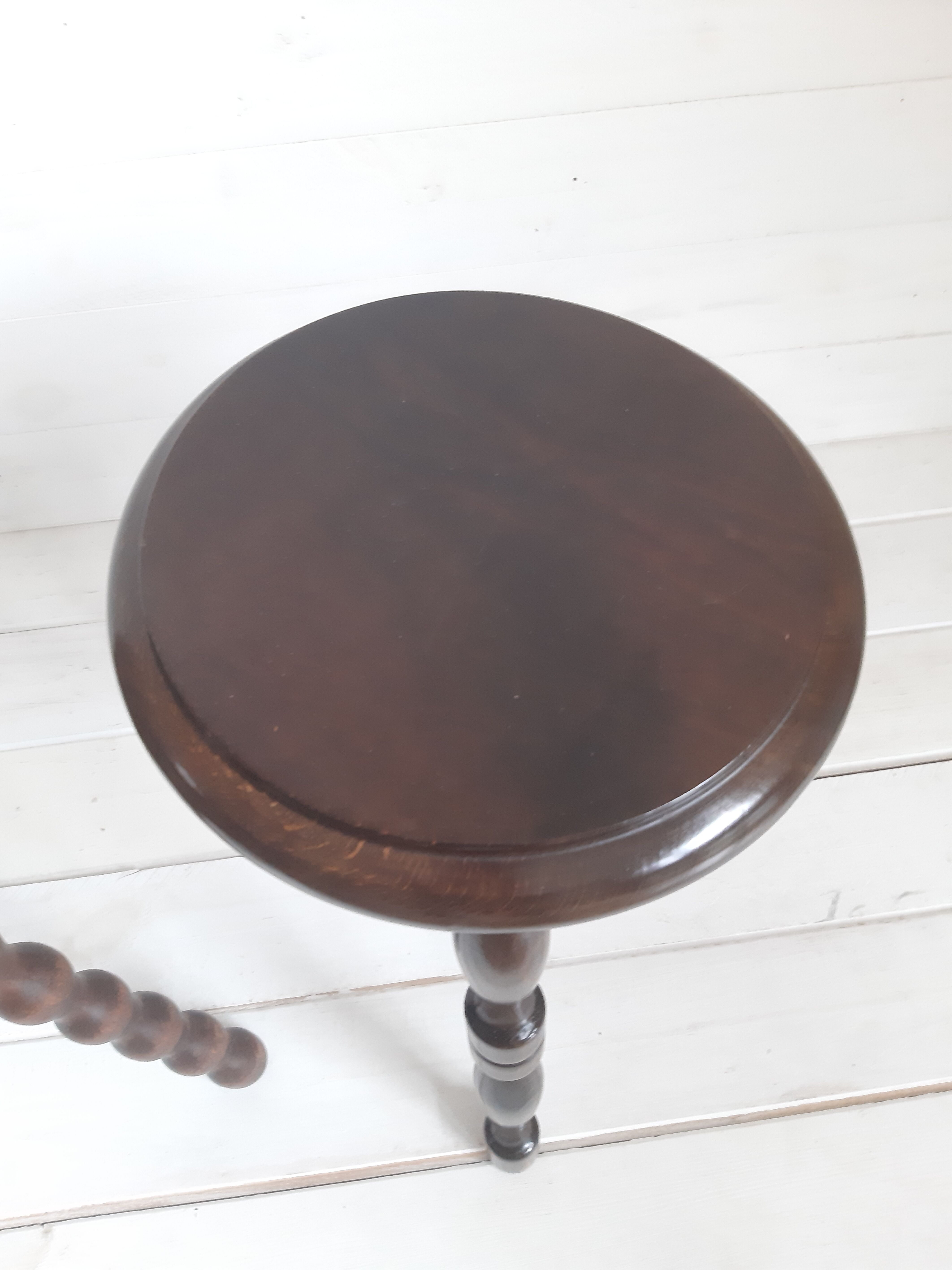 2 stools and 1 pot cover basket