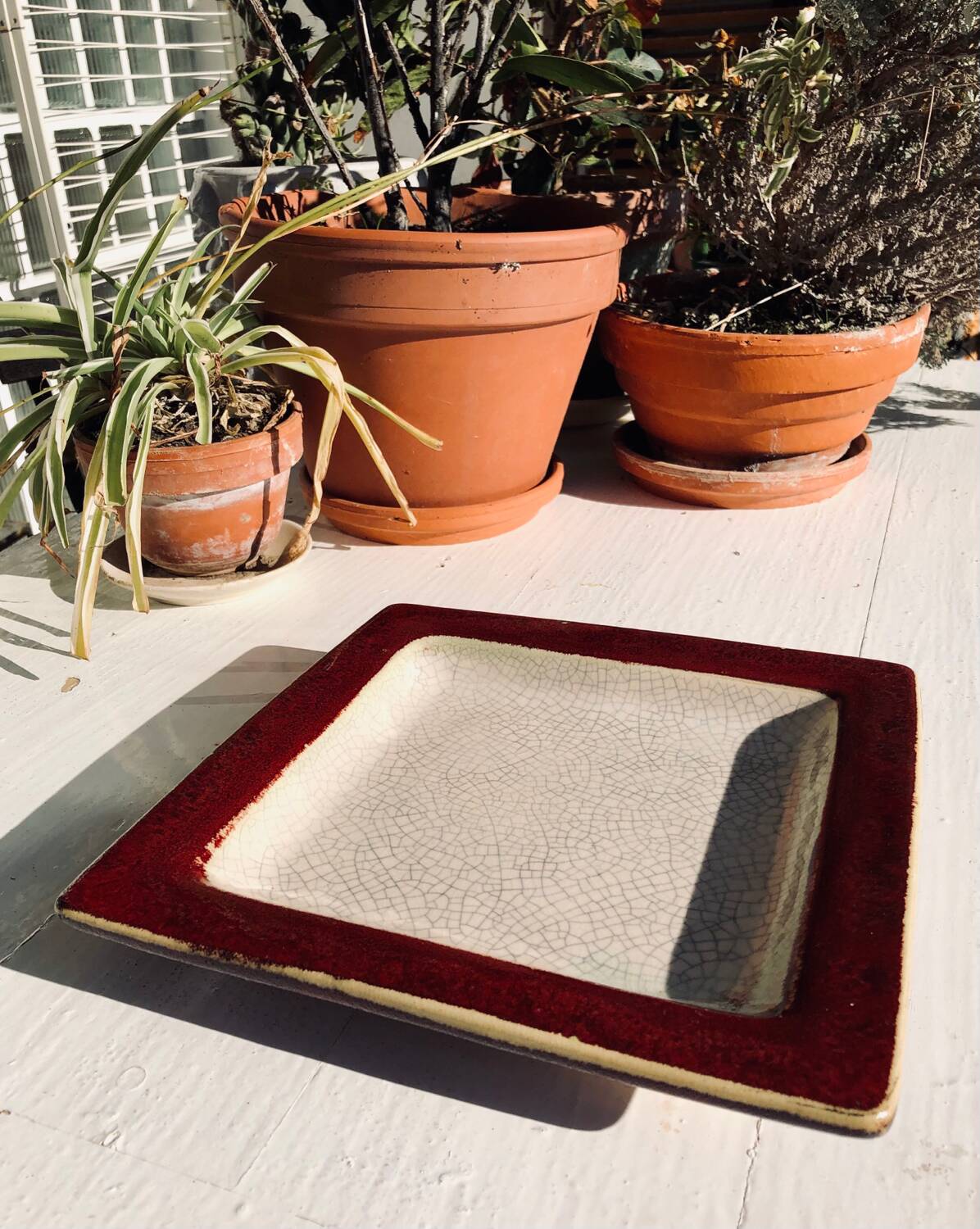 Cracked ceramic bowl or empty pocket