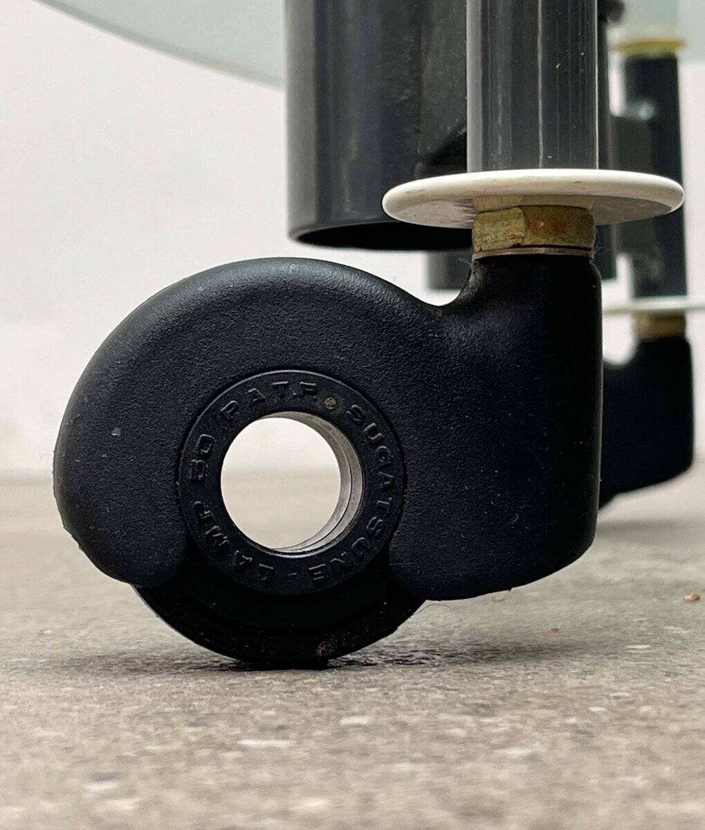 Postmodern Italian bar cart in glass and metal by Metalnova, 1980s.