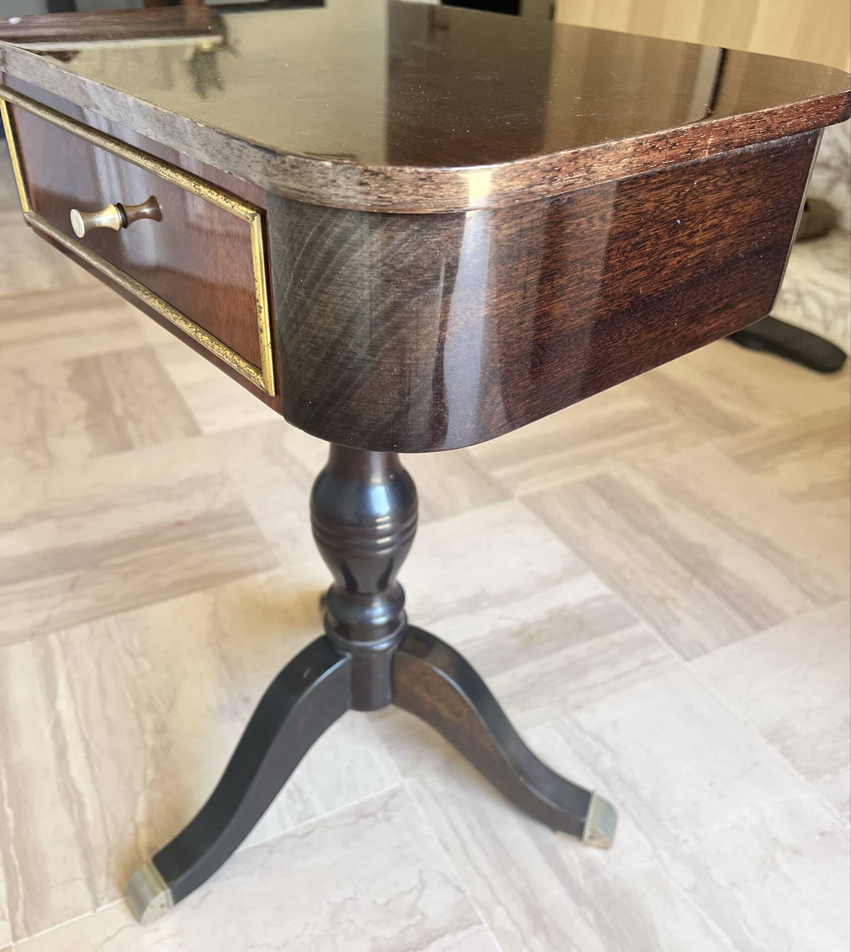 Paire de tables chevet/appoint, acajou,bois noirci,style néoclassiqu