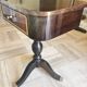 Paire de tables chevet/appoint, acajou,bois noirci,style néoclassiqu