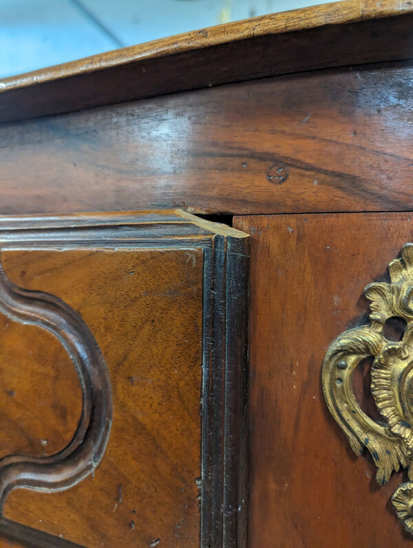 Commode XVIIIème époque Louis XIV en noyer massif