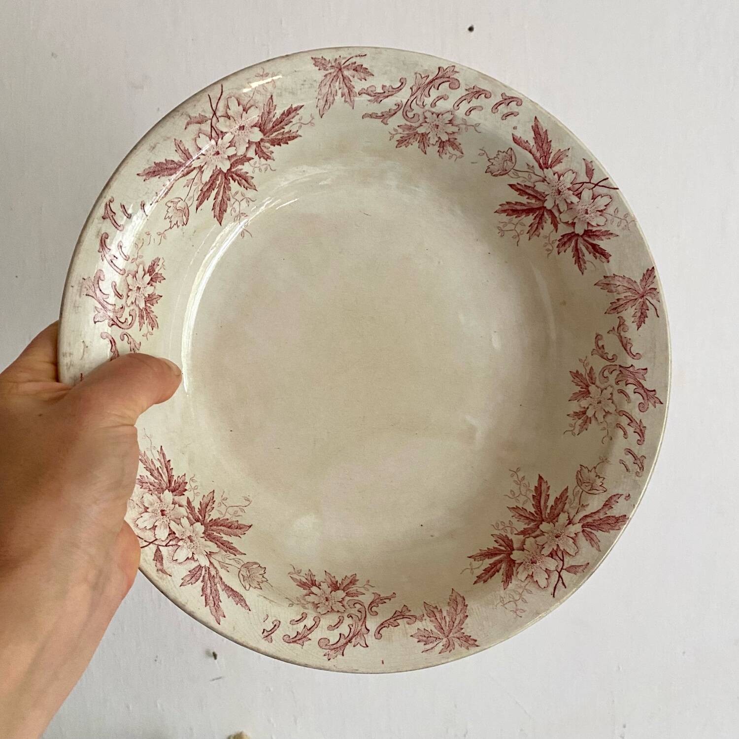 Round ironstone dish St Amand Anemone