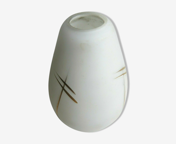 Tulipe Art Déco, verre opalin blanc à lignes dorées, forme de fleur ovoïde à 4 pétales